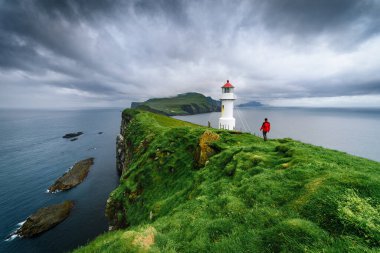 Faroe Adaları, Holmur Deniz feneri yakınlarındaki Mykines Adası 'nda yürüyüş.