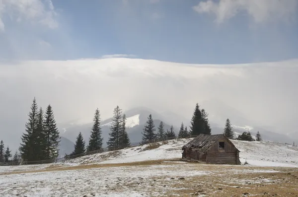 Dağlardaki ahşap kulübe. — Stok fotoğraf