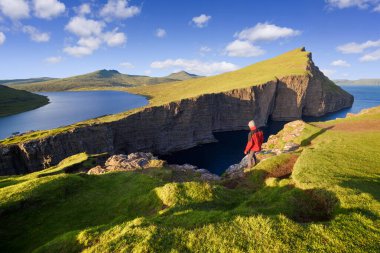Faroe Adaları 'ndaki Vagar Adası' ndaki Leitisvatn Gölü veya Sorvagsvatn Gölü 'ne yürüyüş. Okyanusun Üzerindeki Göl