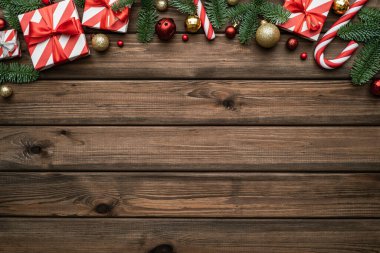 Parlayan cam toplar, kızak çanları ve Noel hediye kutusu kenarlı tatil arkaplanı