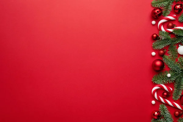 Червоний Фон Святковим Кордоном Різдвяні Кульки Цукеркова Тростина Різдвяного Дизайну — стокове фото
