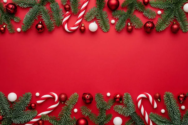 赤い背景にテキストのための場所とクリスマスカード テキストのフラットレイアウト トップビュー コピースペース — ストック写真