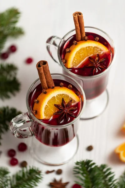 Vinho Amontoado Copos Fundo Branco Perto Árvore Natal — Fotografia de Stock