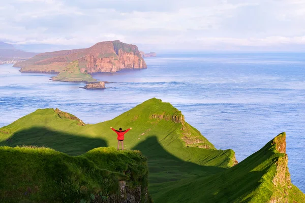 Tourist Enjoys Beautiful Ocean Cliff Views Mykines Faroe Islands — Stock Photo, Image