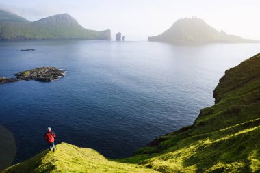 Drangarnir ve Tindholmur Gasadalur, Faroe Adaları 'na giden yoldan.