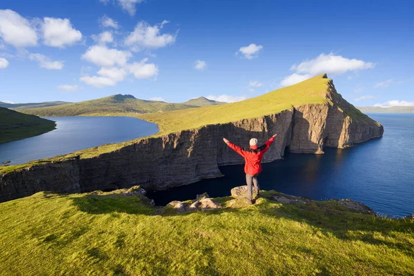 Tourist Red Jacket Enjoys View Lake Leitisvatn Sorvagsvatn Vagar Island — Stock Photo, Image