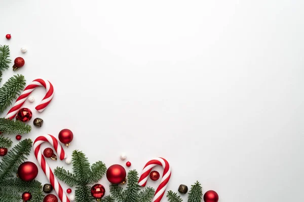 Fehér Háttér Fenyő Cukornád Karácsonyi Csecsebecse Karácsonyi Design Lapos Laikus — Stock Fotó