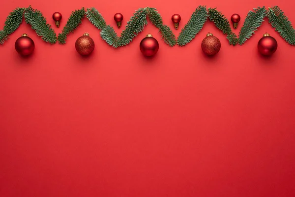 Tarjeta Felicitación Con Adorno Navidad Fondo Rojo Con Espacio Para —  Fotos de Stock