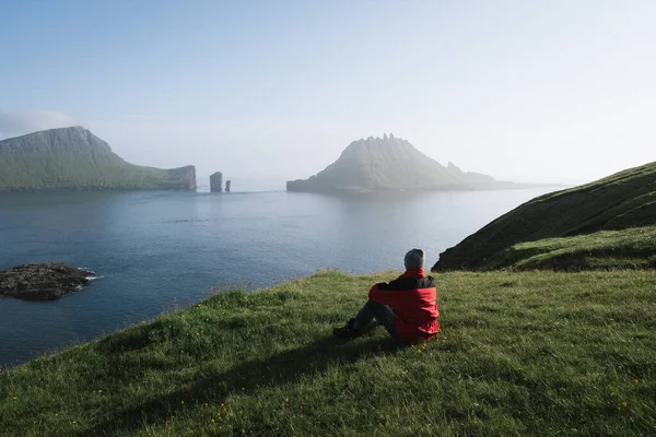 Caminhante Desfruta Bela Natureza Das Ilhas Faroé Vista Drangarnir Estrada — Fotografia de Stock