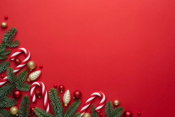 Natale Capodanno Sfondo Rosso Con Decorazioni Abete Vuoto Testo Pubblicitario — Foto Stock