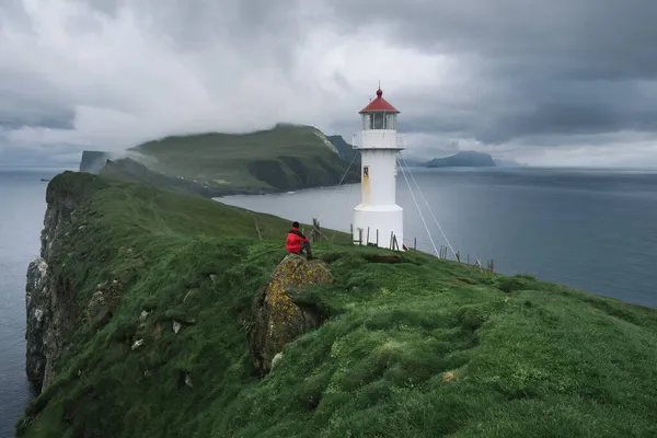 Guy Desfruta Vista Farol Ilha Mykines Ilhas Faroé Nublado Natureza — Fotografia de Stock