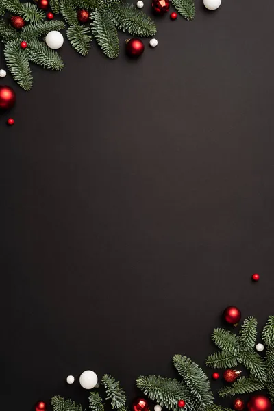 黒を背景にキャンディ杖とクリスマスボールとお祝いのフレームとデザインのためのクリスマステンプレート — ストック写真