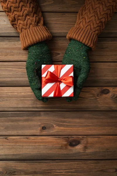 Kerstkaart Met Cadeau Handen Van Een Vrouw Houten Achtergrond Met — Stockfoto