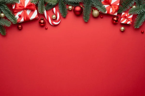 Piros Karácsonyi Háttér Fenyő Díszek Nyaralás Ajándékokat Lapos Laikus Felülnézet — Stock Fotó