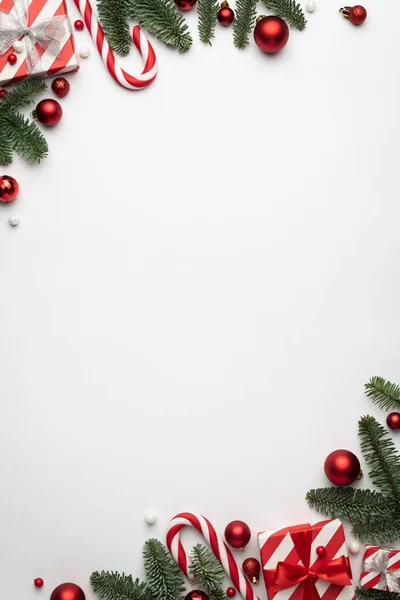 Bianco Sfondo Natale Con Ornamenti Decorativi — Foto Stock