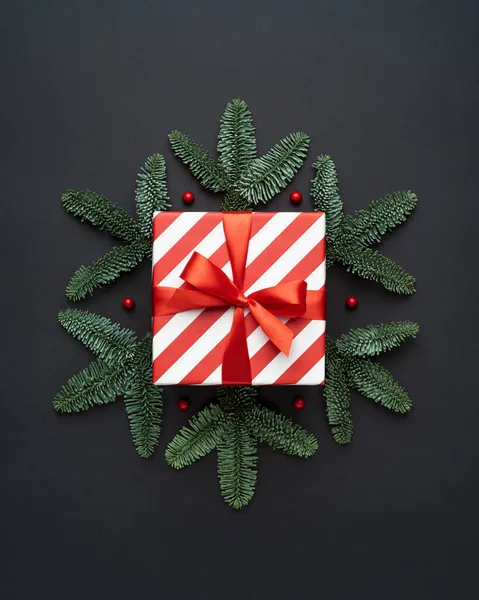 Kerstkaart Met Geschenkdoos Decoratieve Sneeuwvlok Zwarte Achtergrond — Stockfoto