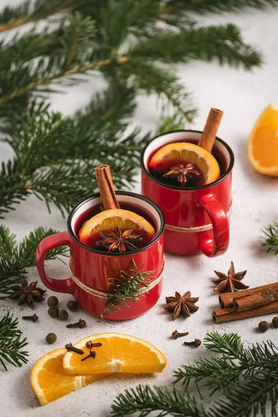 Vinho Amontoado Copos Vermelhos Mesa Com Decoração Natal — Fotografia de Stock