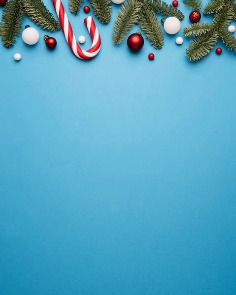 蓝色圣诞背景 装饰边框 圣诞装饰品和冷杉树枝制成的装饰性框架 — 图库照片