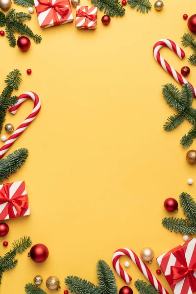 Fundo Natal Amarelo Com Moldura Decorações Natal Ornamentos — Fotografia de Stock