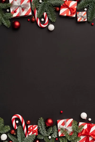 Nero Sfondo Natale Con Cornice Ornamenti Natalizi Scatole Regalo — Foto Stock