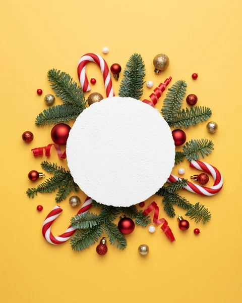 크리스마스 카드와 노란색 배경의 텍스트를 프레임 — 스톡 사진