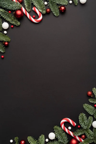 Karácsonyi Keret Fenyő Ágak Dekorációk Cukornád Fekete Háttér — Stock Fotó