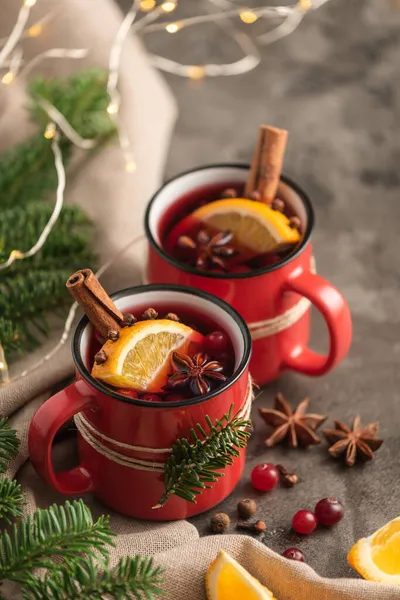 Vinho Amontoado Copos Vermelhos Com Decoração Natal — Fotografia de Stock