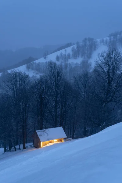 Winternächtliche Landschaft Mit Einer Holzhütte Den Verschneiten Bergen — Stockfoto