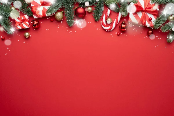 Rote Weihnachten Hintergrund Mit Tannenschmuck Und Weihnachtsgeschenke Flache Lage Draufsicht — Stockfoto