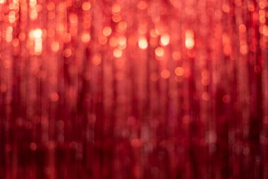 Şenlikli kırmızı arka plan, odak dışı süslemeler ve güzel bokeh