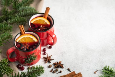 Fotokopi alanı olan beyaz bir masanın arka planında iki bardak sıcak şarap.
