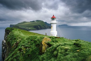 Danimarka 'nın Faroe Adaları' ndaki Mykines Holmur Deniz Feneri ile manzara