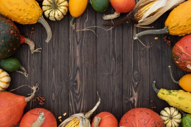 Eski ahşap arka planda balkabağı çerçeveli sonbahar arkaplanı