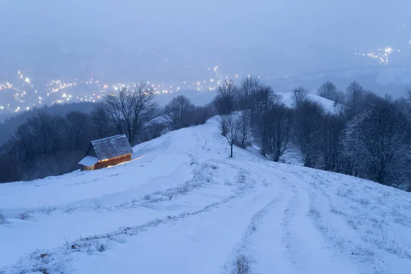 夜晚的冬季风景 有一条路 雪覆在孤独的木屋上 — 图库照片