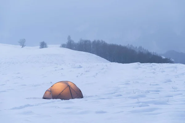 雪の山の中で観光テントと冬の景色 — ストック写真