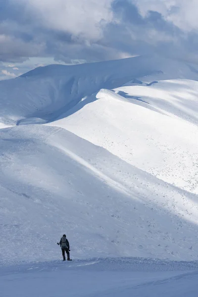 Mann Blickt Bei Winterwanderung Die Berge — Stockfoto