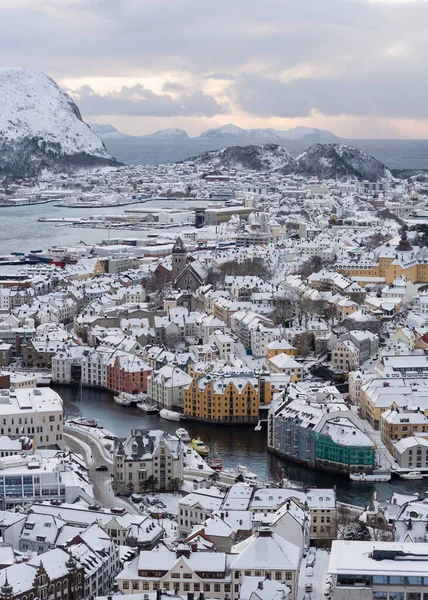 Vinterkvällsutsikt Från Aksla Berg Till Den Snöiga Staden Alesund Norge — Stockfoto