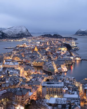Norveç, Alesund 'un kış aydınlığında karlı bir şehir manzarası