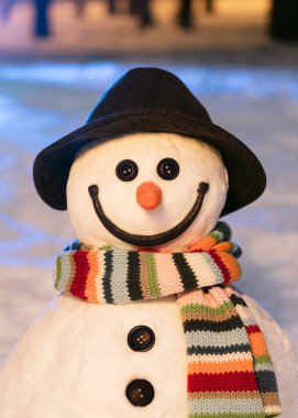 Şapkalı neşeli bir kardan adamın portresi