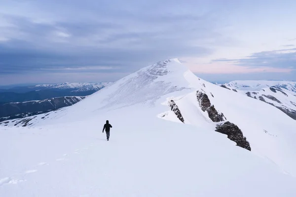 Hombre Una Caminata Montaña Invierno Hace Camino Nieve — Foto de Stock