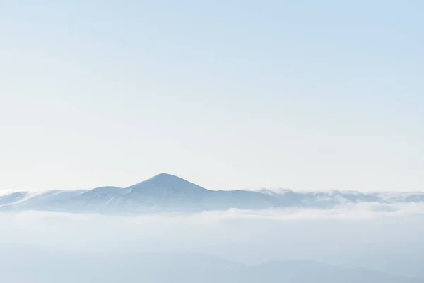 구름에 눈덮인 산봉우리 — 스톡 사진
