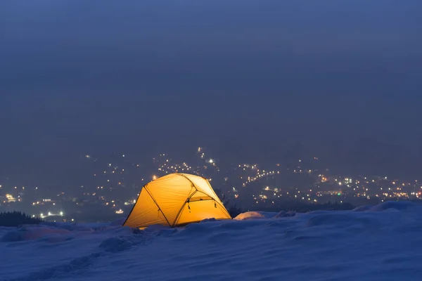 Geceleri Karlı Dağlarda Turist Çadırı — Stok fotoğraf