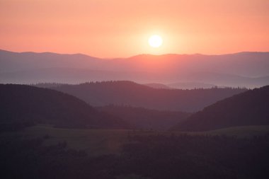Yaz aylarında dağ Sunrise