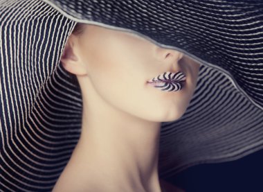 geniş şapkalı kadın moda