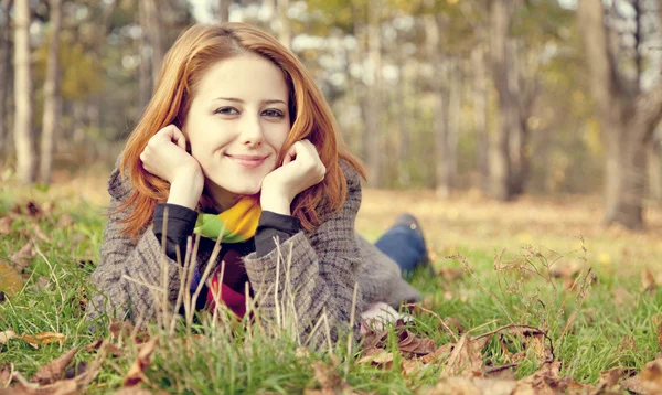 Retrato de menina de cabelos vermelhos no parque de outono . — Fotografia de Stock