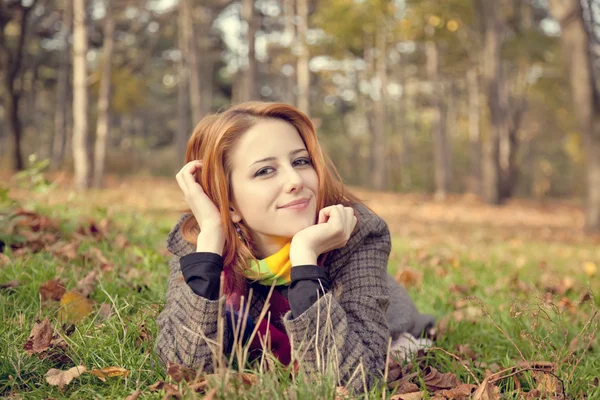 Portret van roodharige meisje in de herfst park. — Stockfoto