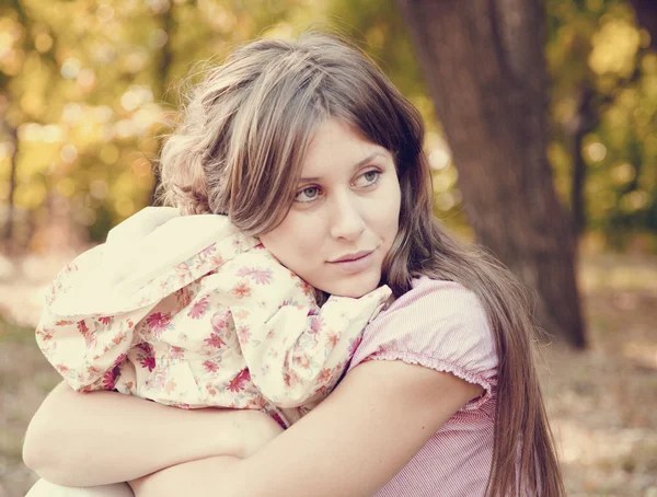 Smutny małej dziewczynki i matki w parku — Zdjęcie stockowe