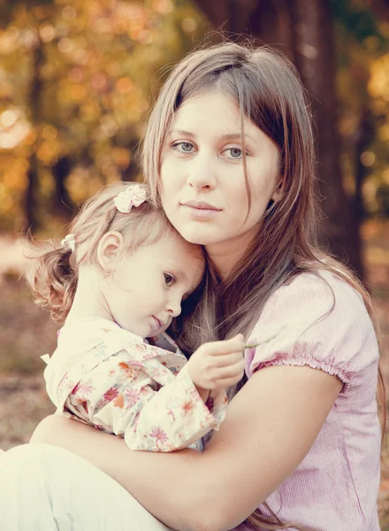 Trauriges kleines Mädchen und Mutter im Park — Stockfoto