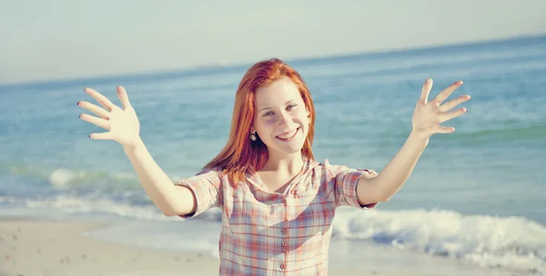 Menina ruiva bonita na praia . — Fotografia de Stock