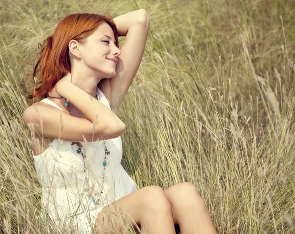 Mooi roodharig meisje op gras — Stockfoto